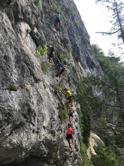 Biathleten am Klettersteig